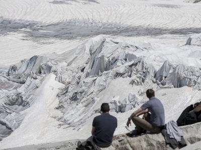  “保温”防融化 瑞士为阿尔卑斯最古老冰川盖上毛毯