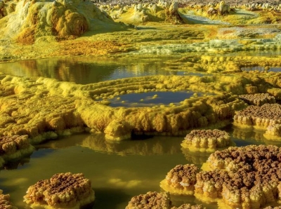  摄影师赴非洲沙漠深处拍震撼硫磺池