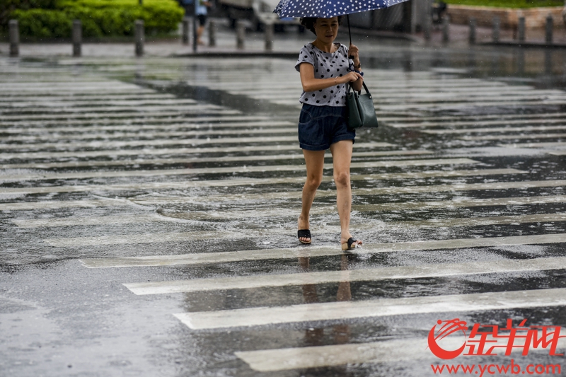 2018年6月23日，广州雷阵雨。图为江南大道市二宫地铁站附近，市民在雨中穿行。 记者 宋金峪 摄