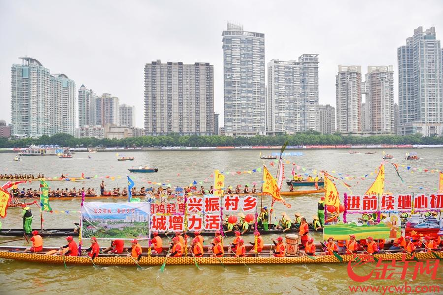 2018广州国际龙舟邀请赛于6月23日开锣。图为 珠江水面，各色花龙争相斗艳，热闹非凡。 金羊网记者 周巍 摄
