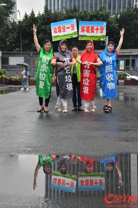 为营造良好的共建共治共享社会治理格局，让广大市民和社会各界走进城管、感受城管，从而理解和支持城管工作。2018年6月23日，广州市城管委在天河体育中心南广场举办大型“城管开放体验日”活动。女子城管平衡车展示和垃圾分类真人秀吸引不少市民的眼球。记者 黄巍俊 摄