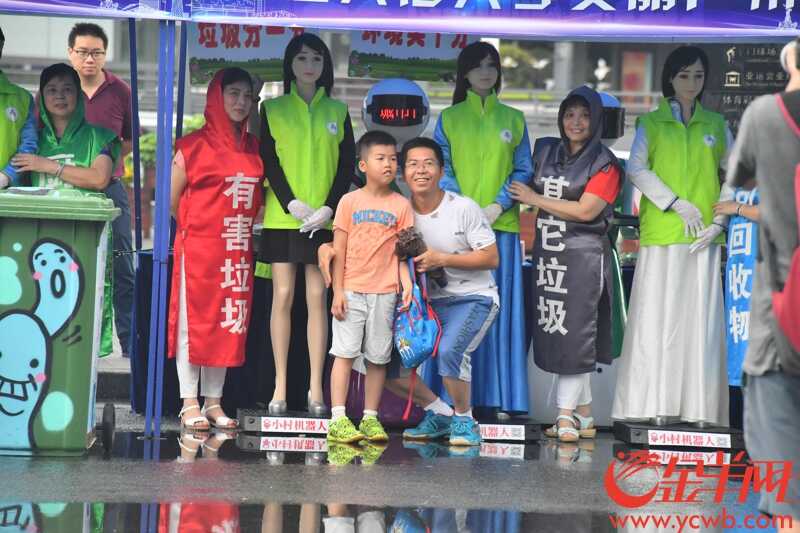 为营造良好的共建共治共享社会治理格局，让广大市民和社会各界走进城管、感受城管，从而理解和支持城管工作。2018年6月23日，广州市城管委在天河体育中心南广场举办大型“城管开放体验日”活动。女子城管平衡车展示和垃圾分类真人秀吸引不少市民的眼球。记者 黄巍俊 摄