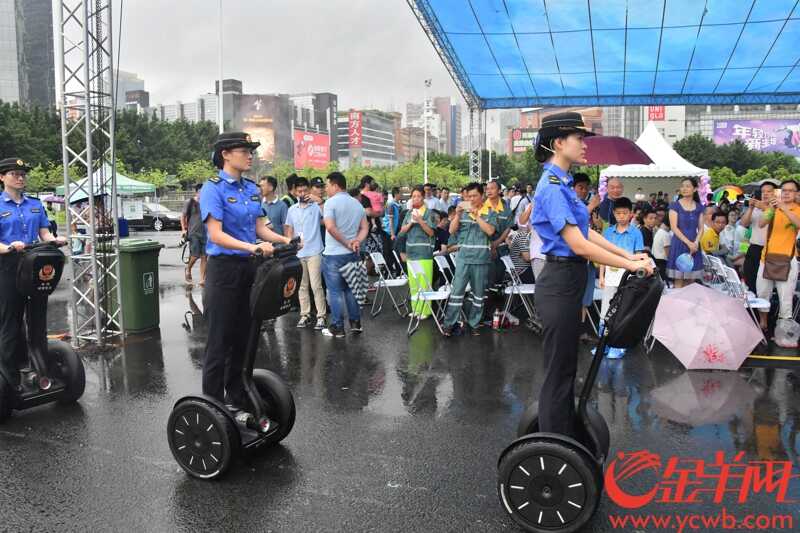 为营造良好的共建共治共享社会治理格局，让广大市民和社会各界走进城管、感受城管，从而理解和支持城管工作。2018年6月23日，广州市城管委在天河体育中心南广场举办大型“城管开放体验日”活动。女子城管平衡车展示和垃圾分类真人秀吸引不少市民的眼球。记者 黄巍俊 摄