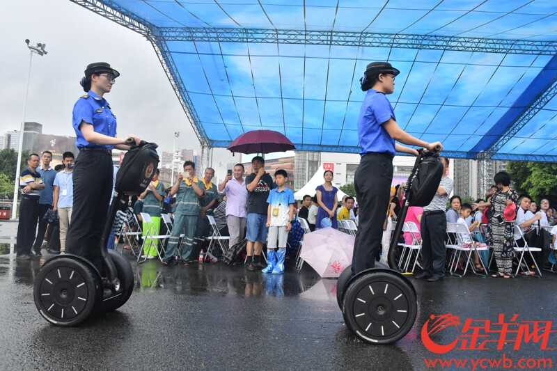 为营造良好的共建共治共享社会治理格局，让广大市民和社会各界走进城管、感受城管，从而理解和支持城管工作。2018年6月23日，广州市城管委在天河体育中心南广场举办大型“城管开放体验日”活动。女子城管平衡车展示和垃圾分类真人秀吸引不少市民的眼球。记者 黄巍俊 摄