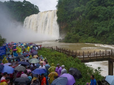  贵州黄果树瀑布进入丰水期吸引大批游客