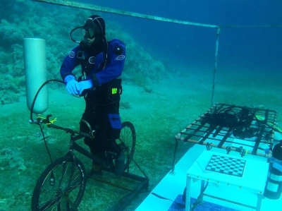  约旦男子完成48小时潜水 欲挑战海底停留6天世界纪录