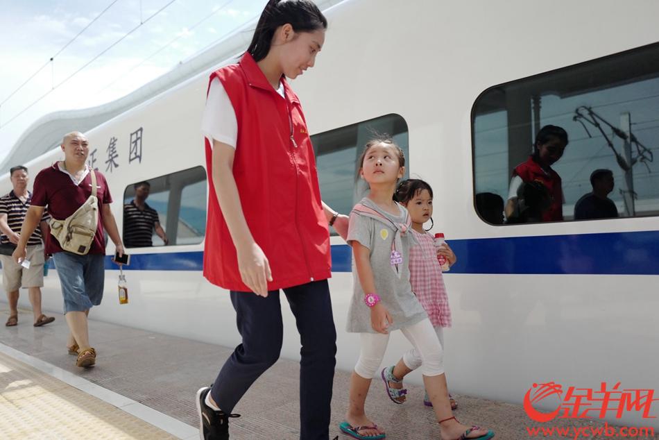 2018年7月1日，江湛铁路开通。图为湛江西站，乘客准备登上前往广州南方向的动车 记者 宋金峪 摄