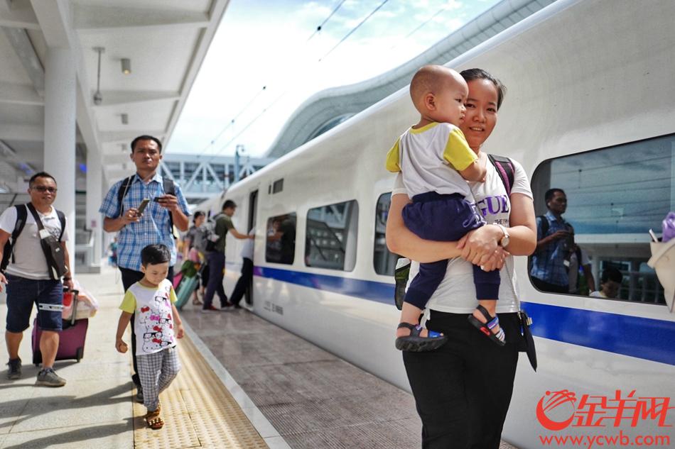 2018年7月1日，江湛铁路开通。图为湛江西站，乘客准备登上前往广州南方向的动车 记者 宋金峪 摄