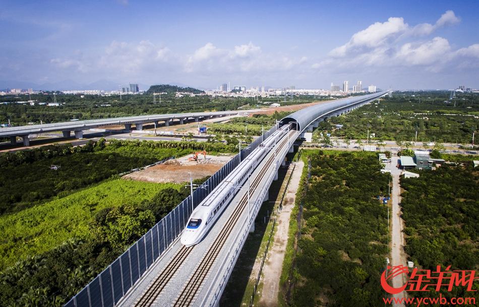 2018年7月1日，江湛铁路正式开通运营。 图为 从广州南站最早发往湛江西站的D9741动车组正在通过为保护“小鸟天堂”自然生态区而建造的全球首例拱形全封闭声屏障。 记者 周巍 摄