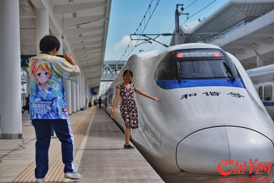 2018年7月1日，江湛铁路开通。由广州南开往湛江的第一班列车D9741次列车抵达湛江。 图为湛江西站，抵达旅客在和谐号动车前合影留念。记者 宋金峪 摄