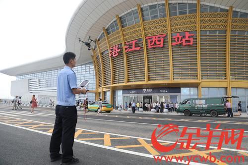 图为江湛铁路开通当日,开通当日,民警在湛江西站用无