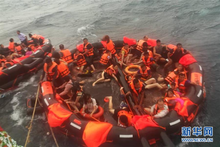 7月5日，在泰国普吉府普吉岛，急救人员救治获救游客。中国驻泰国宋卡总领事馆5日证实，据泰国警方通报，当天下午，两艘游船分别在普吉府珊瑚岛和梅通岛发生翻船事故，两艘船搭载的133名游客中包含中国游客，目前泰方正全力搜救。新华社发