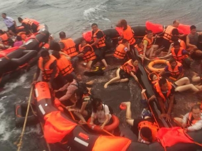  泰国普吉海域发生翻船事故 船上载有中国游客