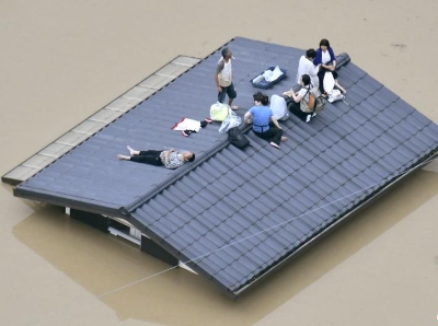  日本遭强降雨 民众爬上屋顶等待救援