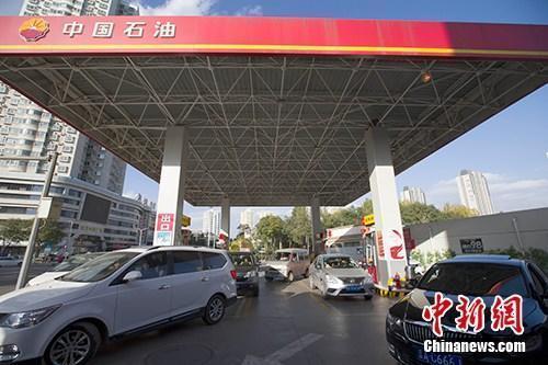 资料图：车辆正在加油站加油。<a target='_blank' href='http://www.chinanews.com/'>中新社</a>记者张云摄