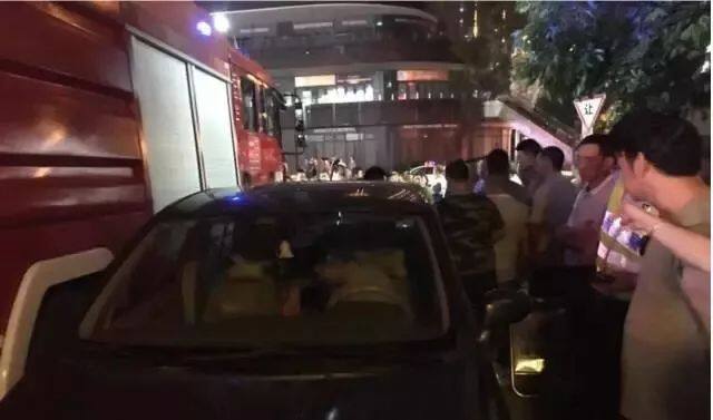 十万火急!消防车怒怼乱停私家车,市民却拍手