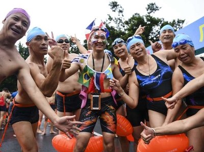  2018横渡珠江活动举行，“泳士”们在珠江畅游