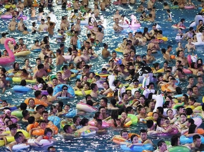  高温持续 南京民众夜色中涌进泳池犹如“下水饺”