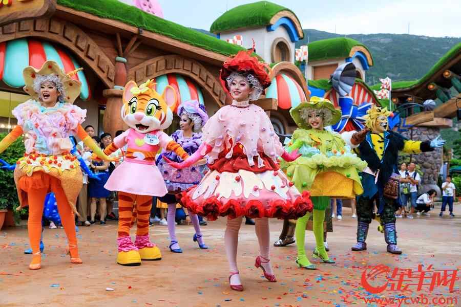 珠海长隆海洋王国二期项目“英雄岛”全面开放，进入倒计时。2018年7月15日，记者从该乐园获悉，作为二期项目首个建设完成的工程，“英雄岛”预计将于本月底下月初正式与公众见面。 金羊网记者 宋金峪 摄