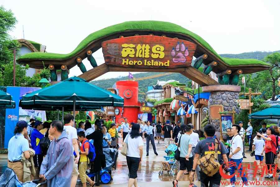 珠海长隆海洋王国二期项目“英雄岛”全面开放，进入倒计时。2018年7月15日，记者从该乐园获悉，作为二期项目首个建设完成的工程，“英雄岛”预计将于本月底下月初正式与公众见面。 金羊网记者 宋金峪 摄