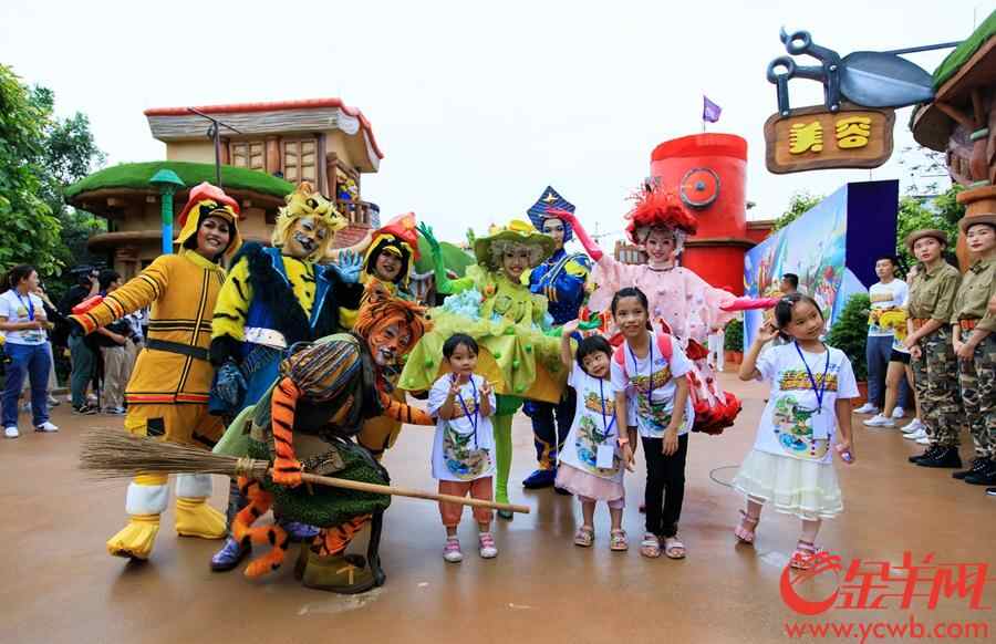 珠海长隆海洋王国二期项目“英雄岛”全面开放，进入倒计时。2018年7月15日，记者从该乐园获悉，作为二期项目首个建设完成的工程，“英雄岛”预计将于本月底下月初正式与公众见面。 金羊网记者 宋金峪 摄