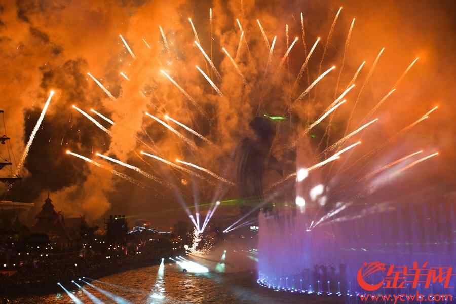 珠海长隆海洋王国二期项目“英雄岛”全面开放，进入倒计时。2018年7月15日，记者从该乐园获悉，作为二期项目首个建设完成的工程，“英雄岛”预计将于本月底下月初正式与公众见面。 金羊网记者 宋金峪 摄