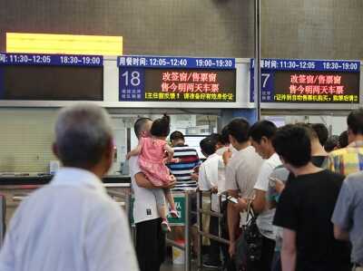  “山神”来袭 往海南列车停运旅客忙退票