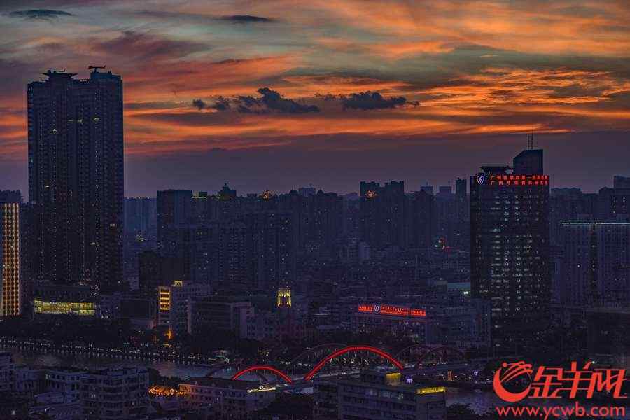 2018年7月18日，下午七时许，广州海珠区所拍摄到的美丽晚霞 金羊网记者 宋金峪 摄