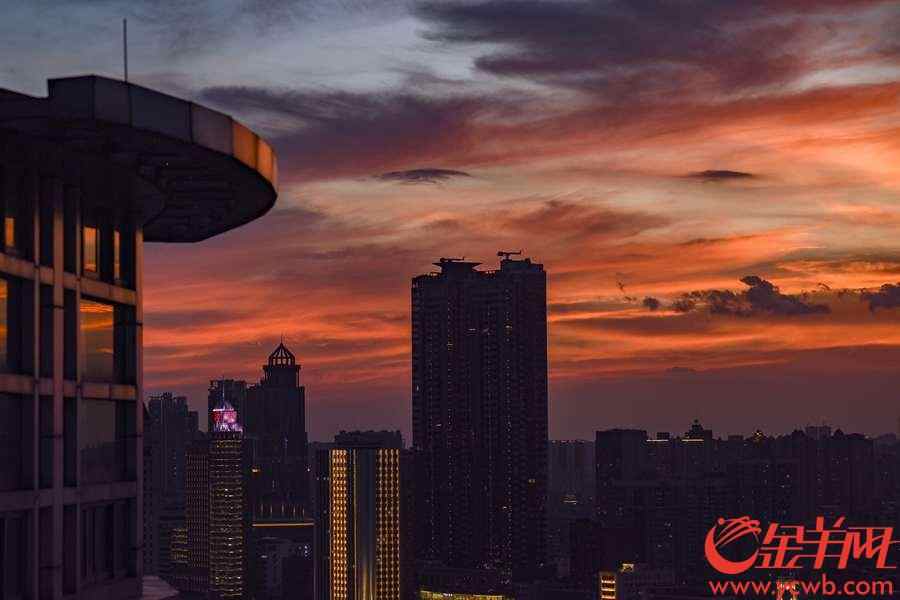 2018年7月18日，下午七时许，广州海珠区所拍摄到的美丽晚霞 金羊网记者 宋金峪 摄