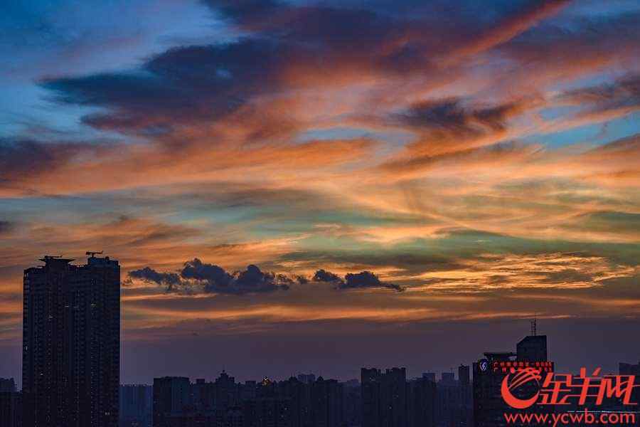 2018年7月18日，下午七时许，广州海珠区所拍摄到的美丽晚霞 金羊网记者 宋金峪 摄