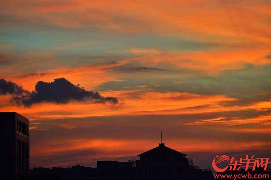 台风“山神”已于今天凌晨4点50分登陆海南万宁万城镇，之后继续西行。今天傍晚,“山神”留给广州靓丽晚霞。金羊网记者 陈秋明 摄