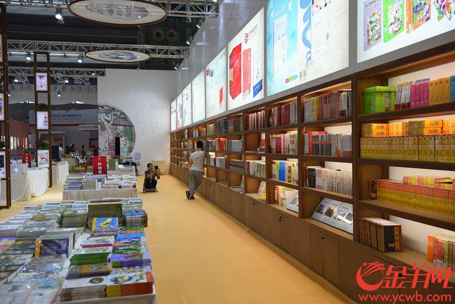 各大出版社集聚深圳会展中心紧张布展。王磊摄
