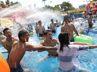  重庆发布高温红色预警 民众水中拔河赛消暑