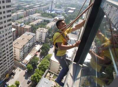 高温下的空调安装员