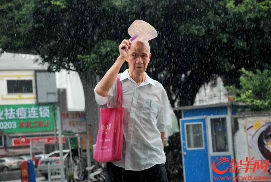 2018年7月23日，今日大暑，“小暑接大暑，热得无处躲。”一年里最热的时候来了，带来滚滚热浪的大暑节气正式登场。受台风外围影响，广州并没有持续“烧烤模式”，反而下起了清凉大雨，市民们享受难得的一丝凉意。金羊网记者 汤铭明 摄

