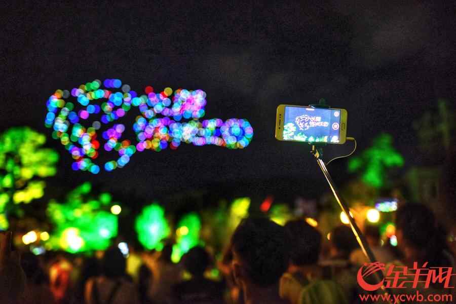 2018年7月23日，珠海长隆海洋王国，近百架无人机变幻出各种图案和排列组合，带领全场进入王者筑梦空间。金羊网记者 宋金峪 摄
