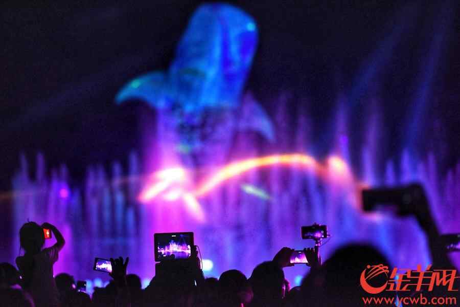 2018年7月23日，珠海长隆海洋王国，近百架无人机变幻出各种图案和排列组合，带领全场进入王者筑梦空间。金羊网记者 宋金峪 摄
