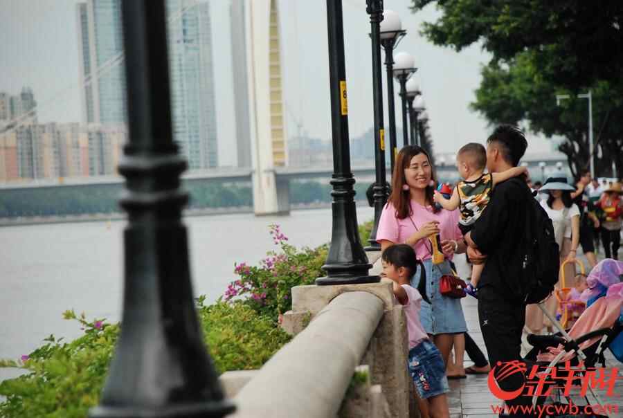 2018年7月23日，今日大暑，“小暑接大暑，热得无处躲。”一年里最热的时候来了，带来滚滚热浪的大暑节气正式登场。受台风外围影响，广州并没有持续“烧烤模式”，反而下起了清凉大雨，市民们享受难得的一丝凉意。金羊网记者 汤铭明 摄
