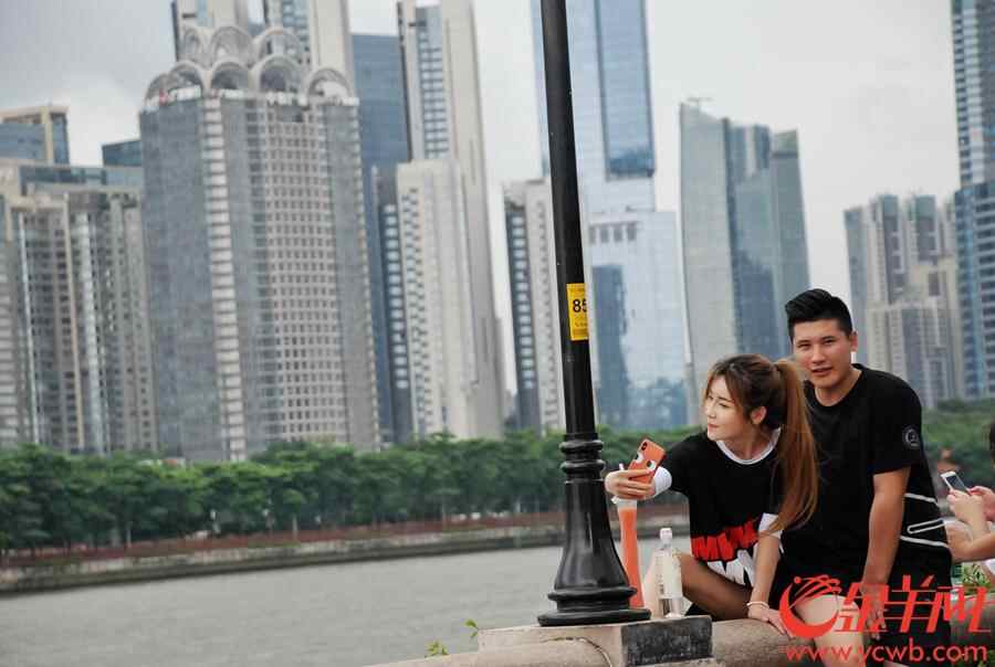 2018年7月23日，今日大暑，“小暑接大暑，热得无处躲。”一年里最热的时候来了，带来滚滚热浪的大暑节气正式登场。受台风外围影响，广州并没有持续“烧烤模式”，反而下起了清凉大雨，市民们享受难得的一丝凉意。金羊网记者 汤铭明 摄
