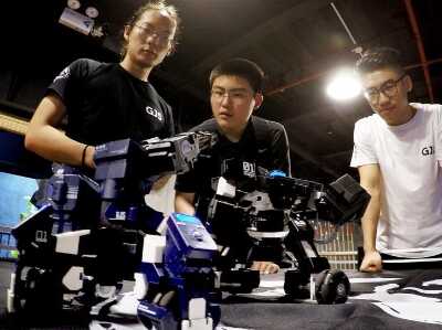  机器人格斗赛 看机器人“比武”