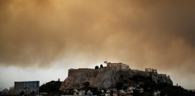  希腊雅典附近发生森林大火 帕台农神庙上空浓烟滚滚