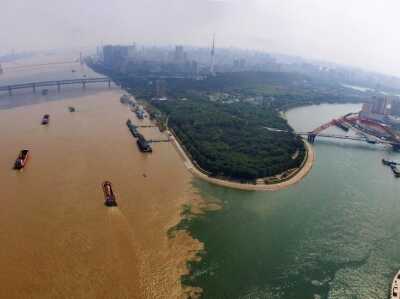  受含沙量影响 武汉长江汉江交汇处“泾渭分明”