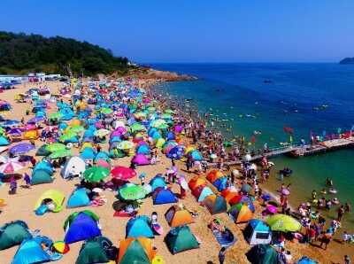  4万游客聚集大连免费海水浴场如同“下饺子”