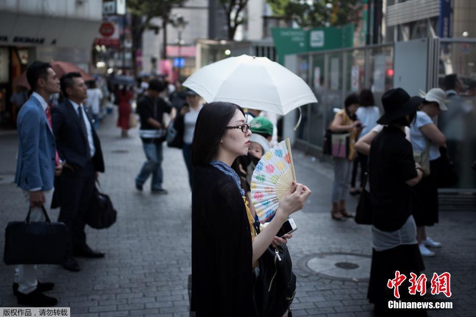日本高温天气将持续 女性出街自带解暑神器