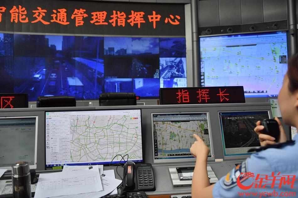 2018年8月1日，广州“开四停四“措施。广州市交通警察智能指挥中心的电子警察系统，正对控制区的道路内行驶得外地号牌车辆进行监控。 记者 黄巍俊 摄