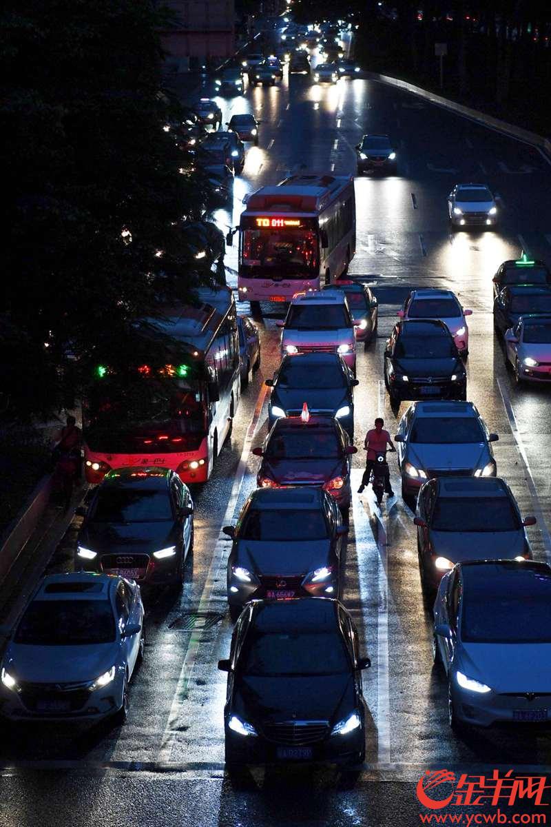 2018年8月2日，广州开四停四正式执法第二天18时许，广州大道中五羊新城路口，东行和北行车流依然繁忙。 金羊网记者 周巍 摄