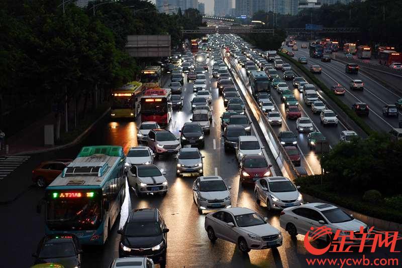 2018年8月2日，广州开四停四正式执法第二天18时许，广州大道中五羊新城路口，东行和北行车流依然繁忙。 金羊网记者 周巍 摄
