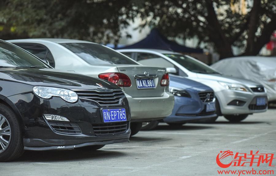 2018年8月5日，广州市海珠区富基路周边的一个露天停车场，据记者现场观察，已经接近饱和的停车场共停了60辆小汽车，其中有10辆是外地车。 金羊网记者 周巍 摄