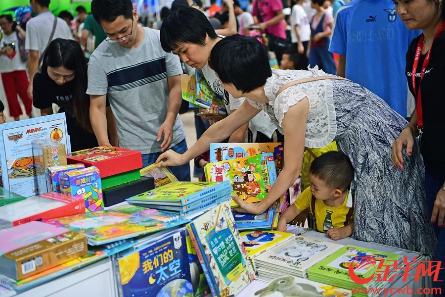 12日正逢星期天，以“新时代 心悦读”为主题的2018南国书香节暨羊城书展各场馆挤满前来买书的市民。图/ 金羊网记者 邓勃