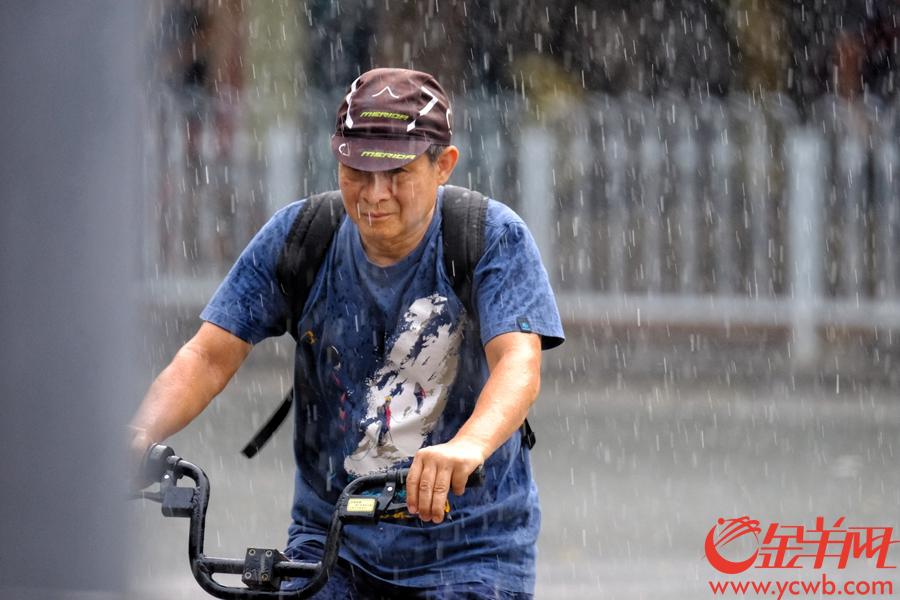 今日（13日）下午4时30分，一团乌云从广州天空飘过，伴随着阵阵闷雷声，下起倾盘大雨。东风西路附近，路上街坊急急走避。受台风影响，近日广州天气多变，街坊出门还是要带伞防备。金羊网记者 陈秋明 摄影报道
